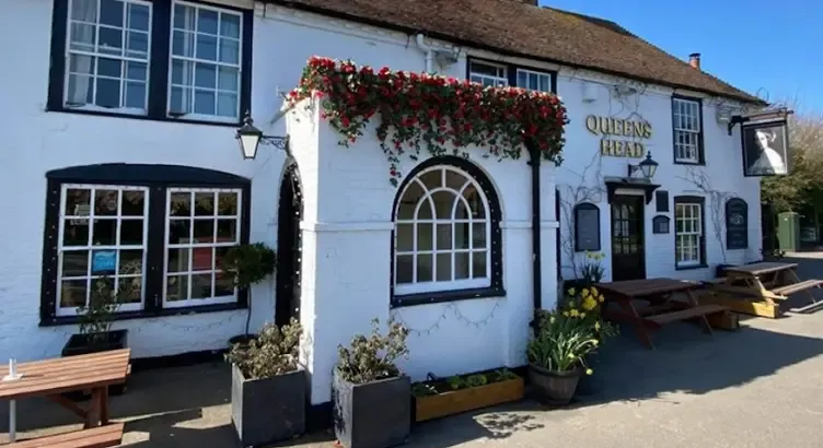 The Queen's Head Kingsnorth bar and restaurant front of pub house outside