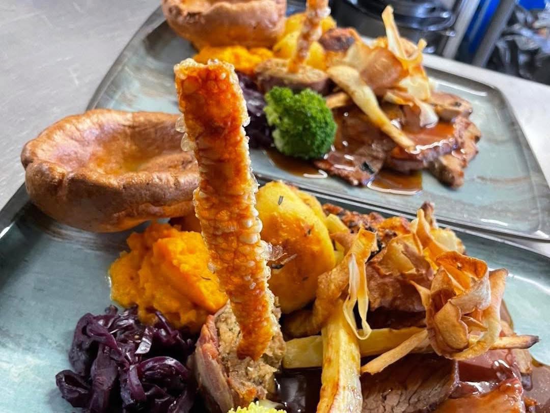 Dinner in Ashford at The Queen's Head Kingsnorth pub food roast beef