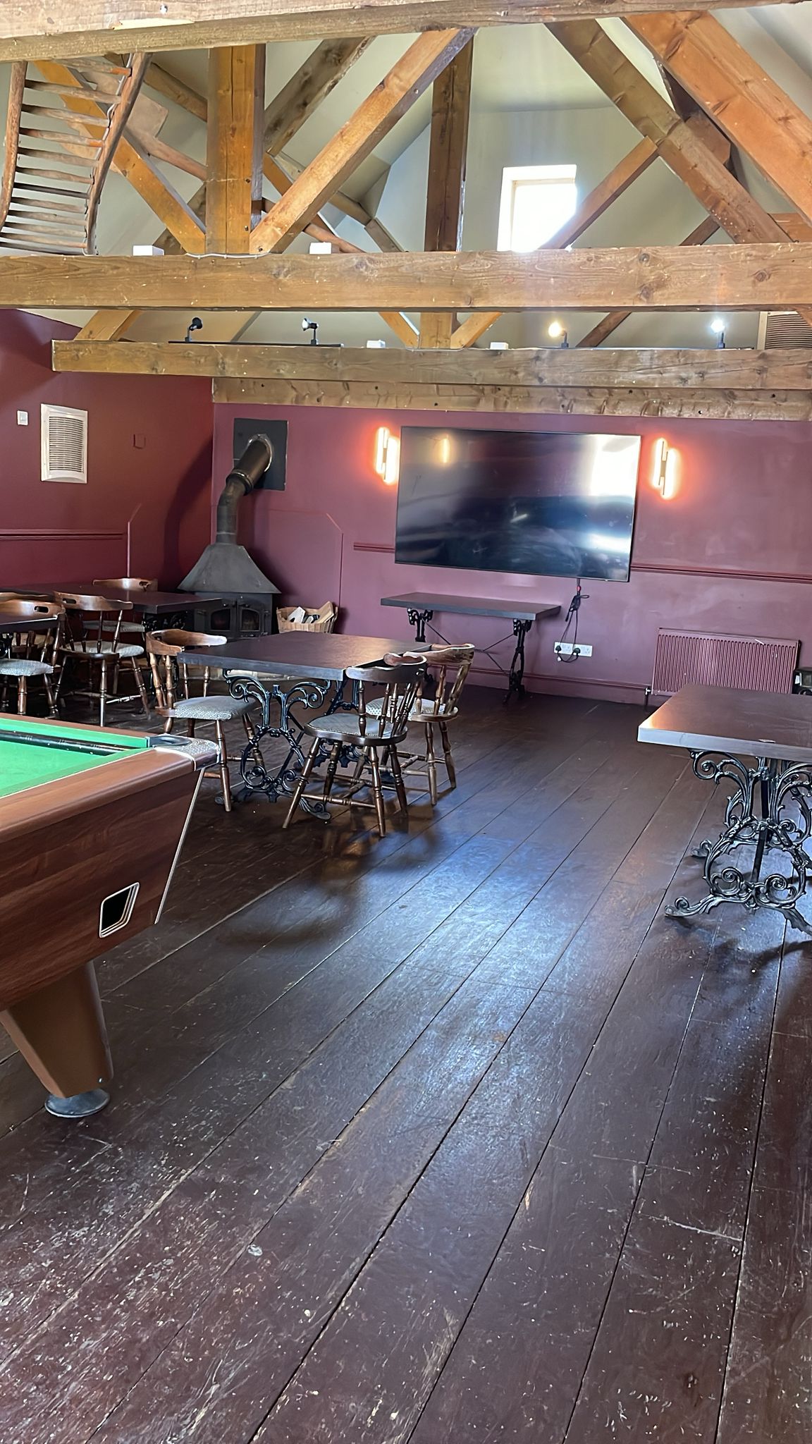 Pool table and large TV to watch live sports at Queen's Head Kingsnorth pub