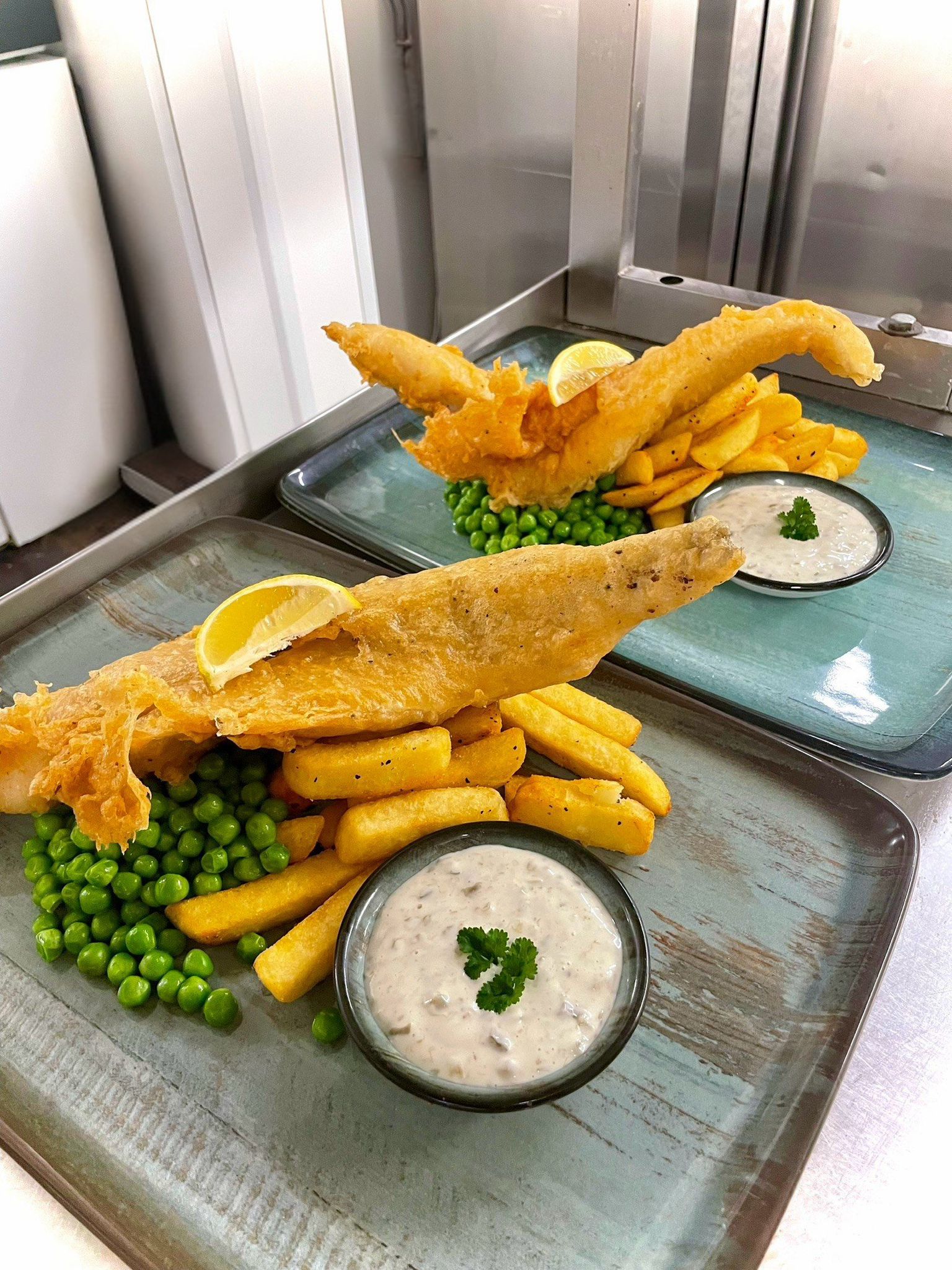 The Queen's Head Kingsnorth bar and restaurant traditional pub food fish and chips with peas and tartar sauce