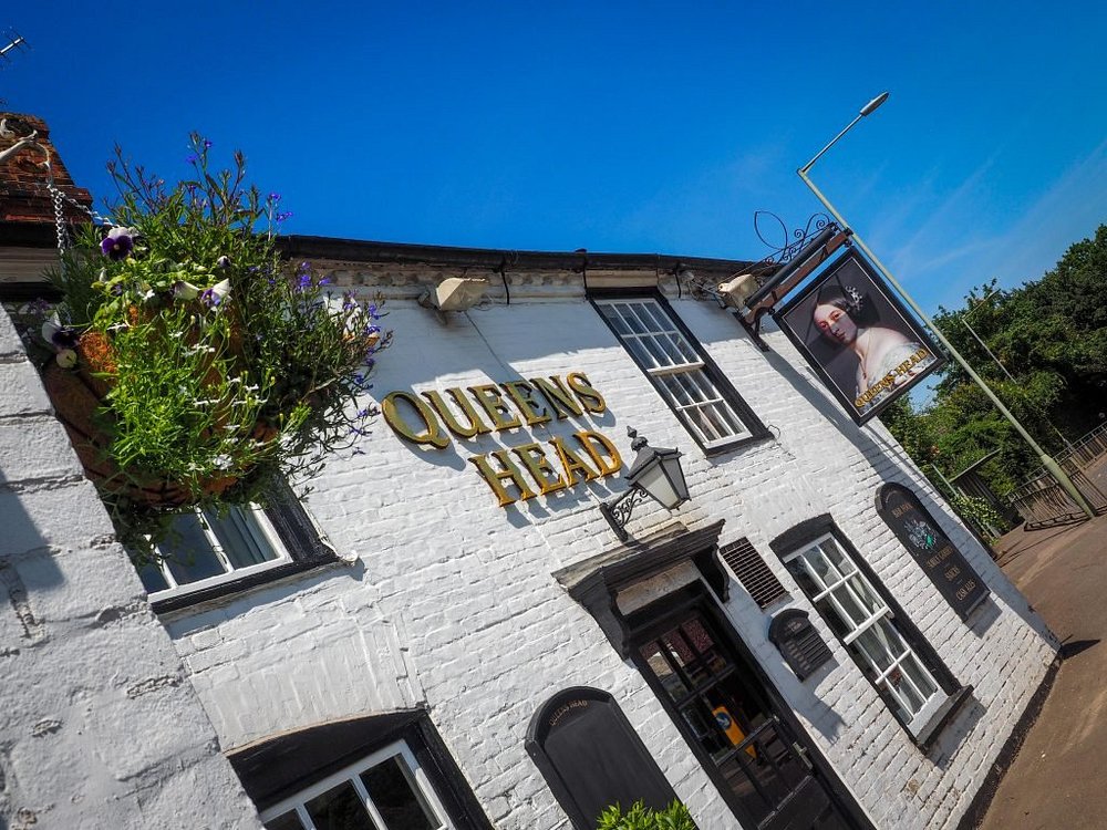 The Queen's Head Kingsnorth bar and restaurant front of pub house outside