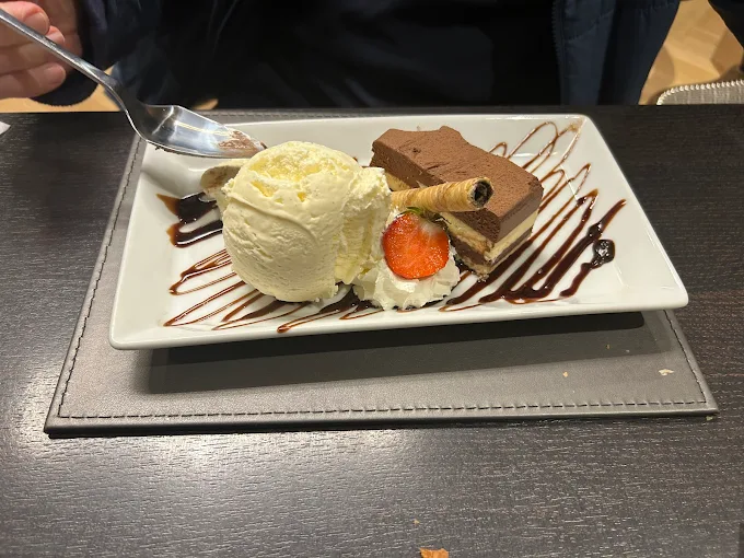 The Queen's Head Kingsnorth restaurant food dessert cheesecake with icecream